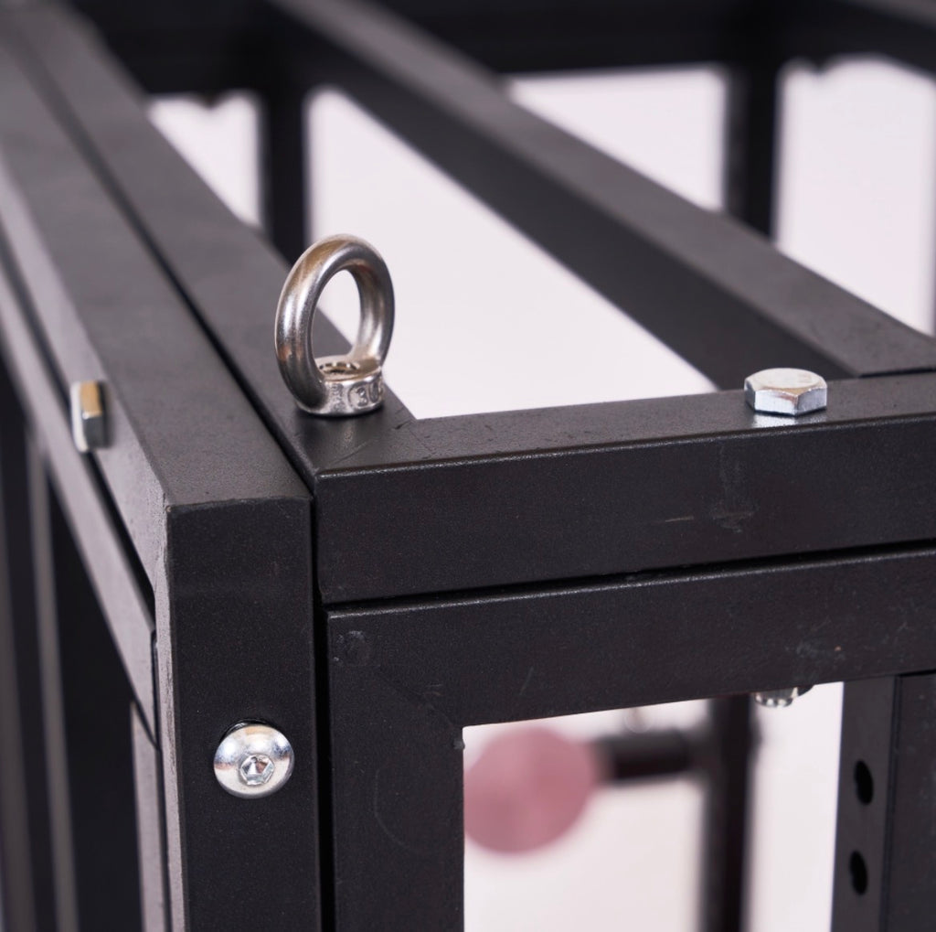 Premium BDSM Kooi op Wielen – Stalen Bondage Cage met Vergrendeling & Fixatiepunten