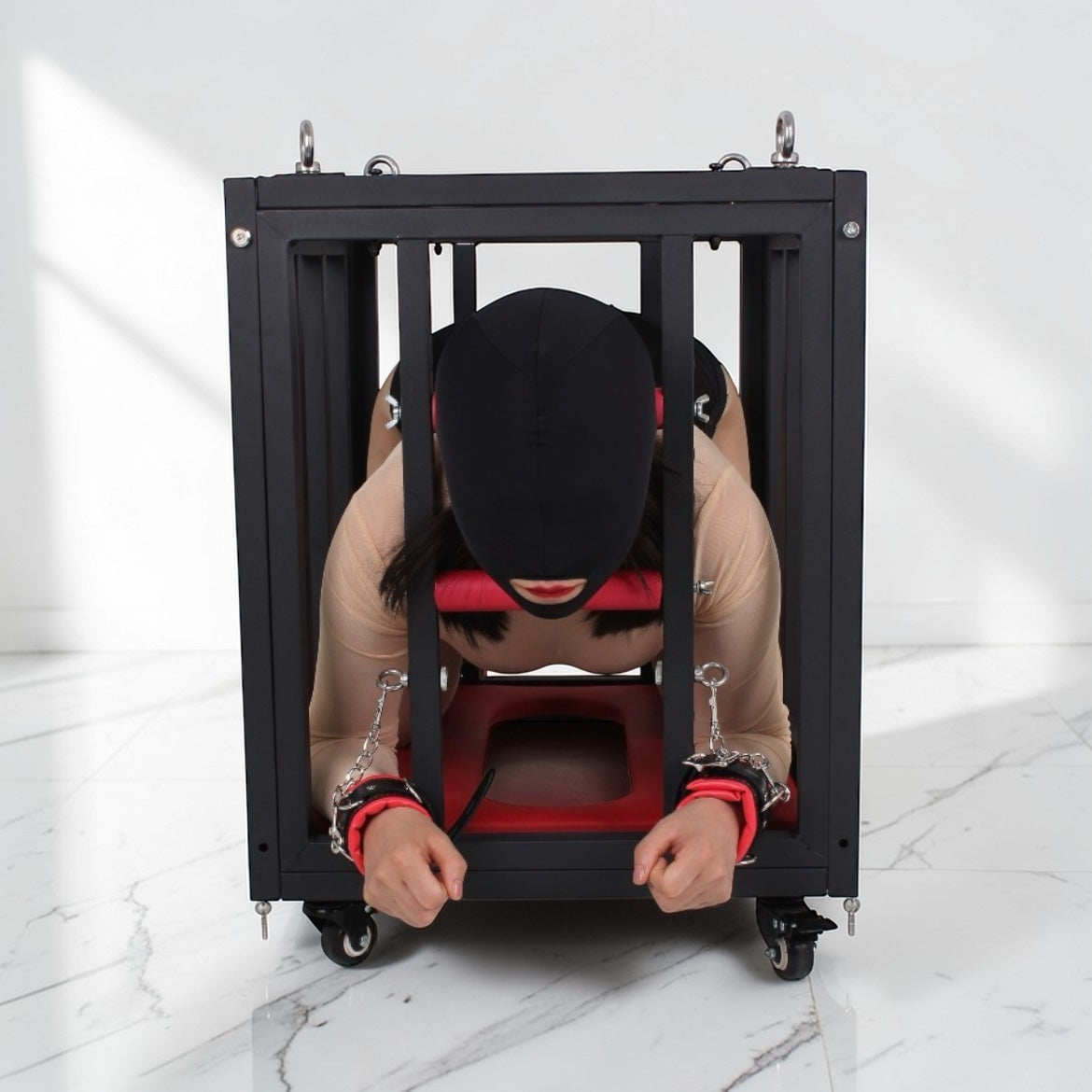 Premium BDSM Kooi op Wielen – Stalen Bondage Cage met Vergrendeling & Fixatiepunten
