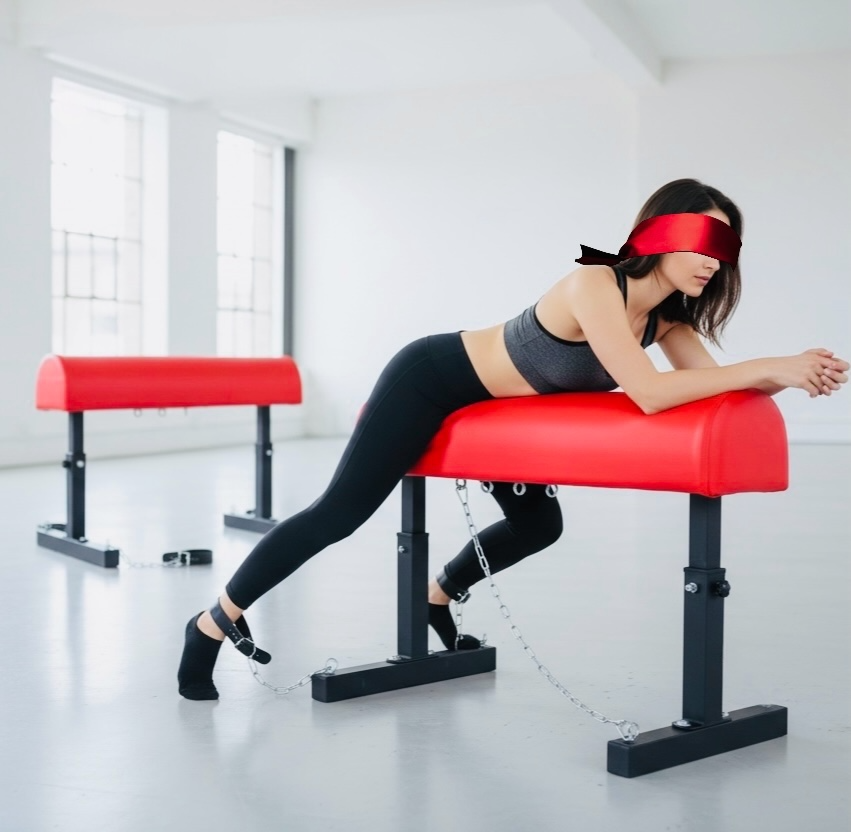 BDSM Bondage Bench met Enkelboei – Rode Spankbank van Staal & PU Leder